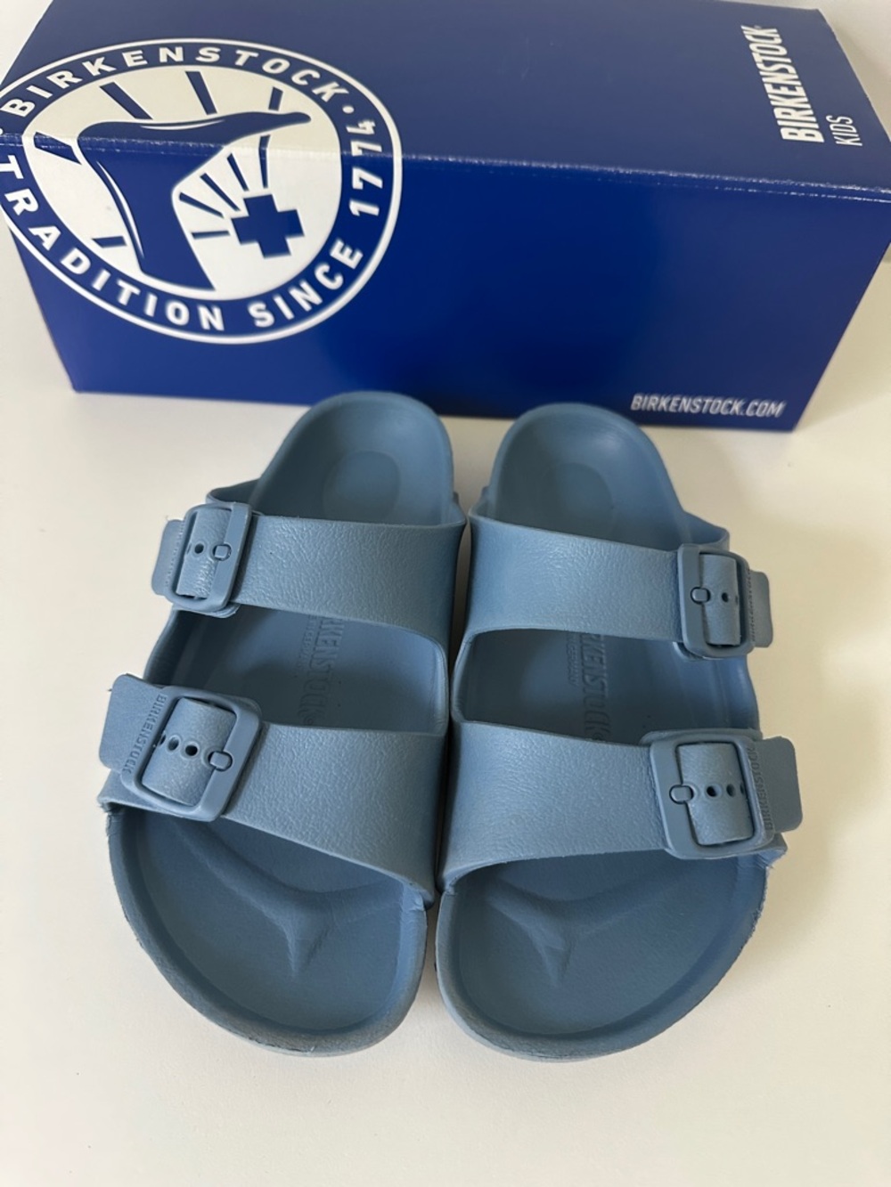 Kids Birkenstock Arizona EVA Sandals in Light Blue, size 3. - Picture 2 of 5